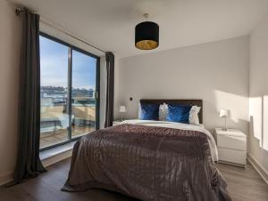 海维康Bankside by Wycombe Apartments的一间卧室设有一张床和一个大窗户