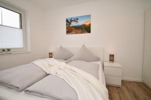 RoschbachWINETIME - modern - für 5 - idyllisch - Netflix的一间卧室配有一张带白色床单的床和一扇窗户。