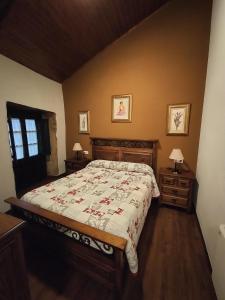 梅利德Casa de los Somoza的一间卧室配有床和2个床头柜