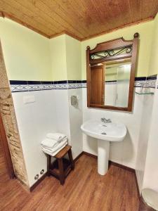 梅利德Casa de los Somoza的一间带水槽和镜子的浴室