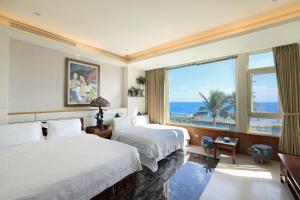 花莲市海传民宿 的酒店客房设有两张床和大窗户。