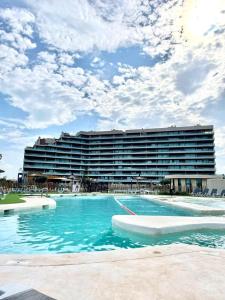 卡塔赫纳Casa Paraiso的大楼前设有游泳池的酒店