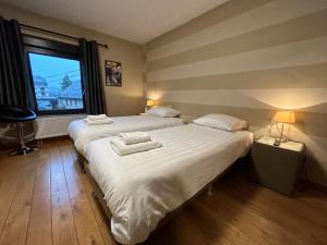 弗朗科尔尚拉斯客房旅馆的带窗户的客房内设有两张单人床。