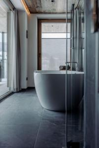玛丽亚阿尔姆Biohof Ebengut的带窗户的浴室设有大浴缸