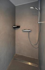 Hedel海德尔斯旺酒店的浴室内配有淋浴和头顶淋浴