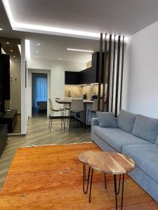 阿克拉塔Luxury Apartment的客厅配有蓝色的沙发和桌子