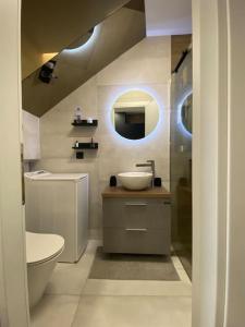 阿克拉塔Luxury Apartment的一间带水槽和卫生间的浴室