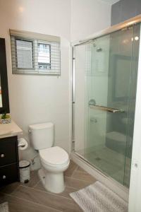 金斯敦FunTime Vacation Home的一间带卫生间和玻璃淋浴间的浴室