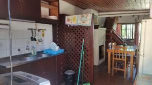 Casa en Barrio Country - La Paloma的厨房或小厨房