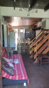 拉帕洛马Casa en Barrio Country - La Paloma的带两张床的房间和用餐室