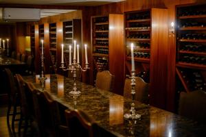 拉蓬塔La Recova Hotel & Spa的一间带长桌和蜡烛的用餐室