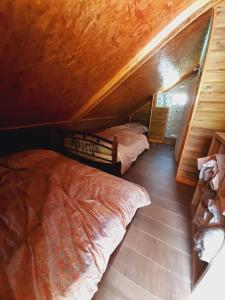 萨拉济Chalet de la Mare.的一间阁楼卧室,房间内设有两张床