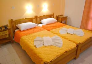 卡尔帕索斯阿玛芮丽斯酒店的卧室内的两张床,上面有弓形纽带