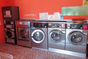 斯佩基亚美景如画住宿加早餐旅馆的洗衣房配有3台洗衣机。