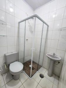 马利西亚斯Cantinho residencial的带淋浴、卫生间和盥洗盆的浴室