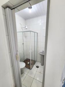 马利西亚斯Cantinho residencial的一间带卫生间和玻璃淋浴间的浴室