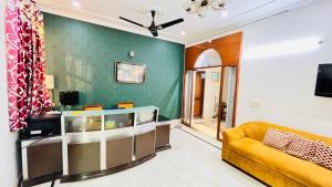 古尔冈Hotel Starline near Iffco Chowk Metro - Couple Friendly的带沙发和电视的客厅