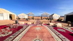 扎古拉Sahara Luxury Camp的沙漠中一群帐篷