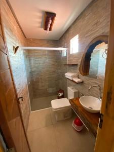 图托亚Pousada Baluarte的带淋浴、卫生间和盥洗盆的浴室