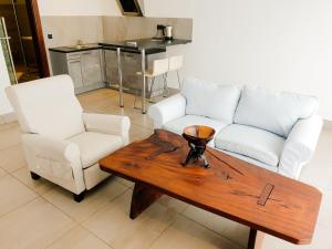 BijiloKasumai Beach Resort的带沙发和咖啡桌的客厅