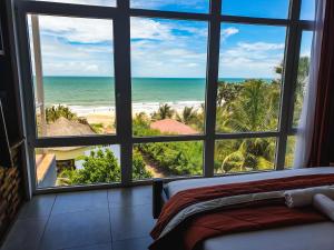 BijiloKasumai Beach Resort的卧室设有海景窗户。
