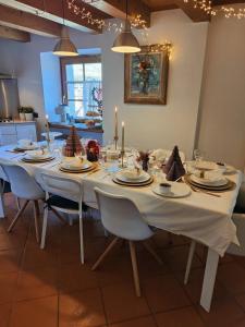 滕诺B&B Ai Castagni的餐桌,配有白色桌布和蜡烛