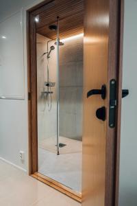 科科拉Meriaitat的浴室里设有玻璃门和淋浴