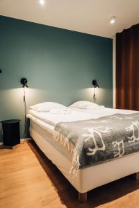 科科拉Meriaitat的一间卧室配有一张白色的床和绿色的墙壁