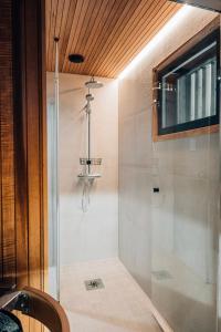 科科拉Meriaitat的带淋浴的浴室和玻璃门
