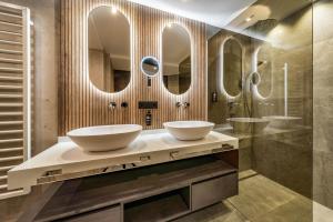 迈尔霍芬布鲁克酒店的浴室设有2个水槽和2面镜子