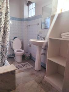 圣胡安Casita Natural Village #6 y #8的一间带卫生间和水槽的浴室