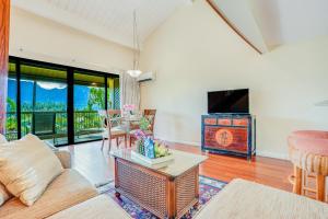 普林斯维尔Hanalei Bay Resort 2301的带沙发和电视的客厅