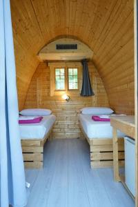莱里奇Campeggio Gianna Golfo dei Poeti的小木屋内带两张床的房间