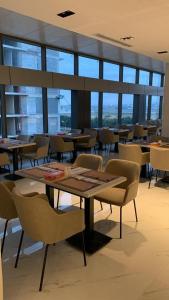 吉达Al Rayyan Tower的用餐室设有桌椅和窗户。