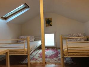 维勒瑞夫Rose的客房设有两张双层床和一扇窗户。