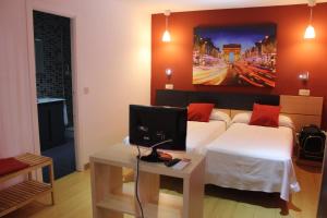 马德里伐尔费斯旅馆的一间卧室配有一张床和一张带电脑显示器的书桌