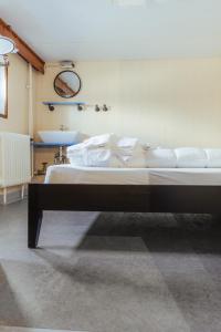 威廉港ARCONA - Übernachten auf dem Wasser - direkt am Bontekai的卧室配有带白色枕头的大床