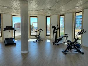 卡塔赫纳Casa Paraiso的一间健身房,里面装有几辆健身自行车,房间设有窗户