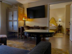 圣达菲拉方达广场酒店的客房设有带一张床和一张桌子的卧室