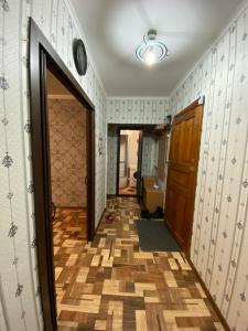 科克舍套Сдам квартиры посуточно的走廊上设有门,铺有瓷砖地板