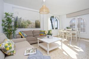 马拉加-MalagaSunApts-WEST Malaga Amazing SeaView的客厅配有沙发和桌子