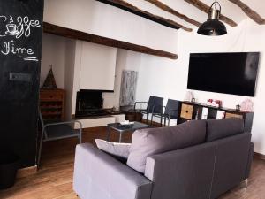 耶克拉卡萨乡村伊尔拉诺金塔尼利亚酒店的带沙发和平面电视的客厅