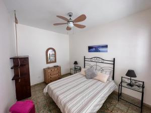 阿格特Casa Álamo Agaete的一间卧室配有一张床和吊扇