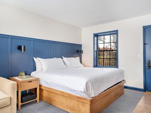 巴兹敦Bardstown Motor Lodge的一间卧室设有一张大床和一个窗户。