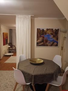 杜塞尔多夫Düsseldorf Messe -Apartment Milan的一间用餐室,配有一张带金盘的桌子