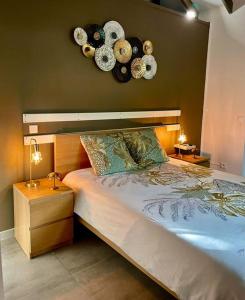 圣马丁岛Orient bay Ti COCON au calme的一间卧室,配有一张带床头板和挂板的床