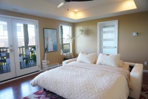 圣路易斯-奥比斯保LUXURY - VISTA HOUSE above the clouds!的一间卧室配有一张带白色床单和窗户的床。