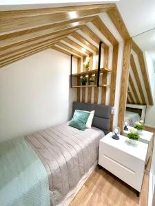 波尔图Foz Douro的一间小卧室,配有一张床和一张桌子