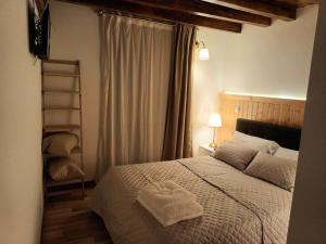 萨布盖鲁Casa dos Conchos Sabugueiro Casa com 4 quartos的一间卧室配有一张床,上面有两条毛巾