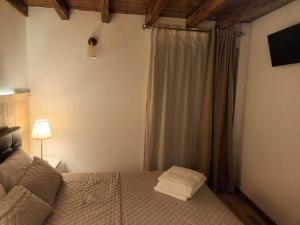 萨布盖鲁Casa dos Conchos Sabugueiro Casa com 4 quartos的一间卧室配有一张床,上面有两条毛巾
